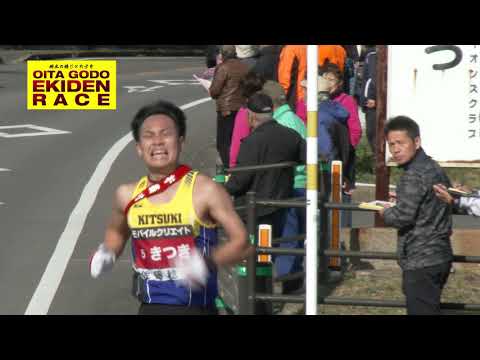 道の駅くにみ前にフィニッシュする選手たち