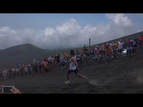 第43回富士登山駅伝　滝ヶ原自衛隊トップのタスキリレー