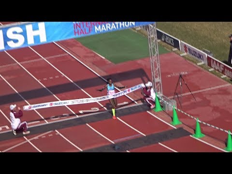 丸亀国際ハーフマラソン2018／女子優勝のベッツィ・サイナ選手（ケニア）ゴールシーン