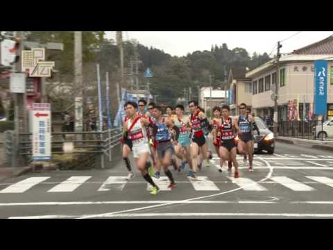 日田市役所前をスタートする選手たち