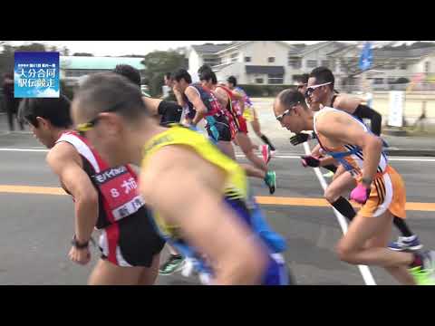 富来小学校前を再スタートするシニア区間の選手たち