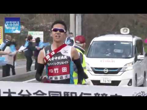 道の駅くにみ前にフィニッシュする選手たち