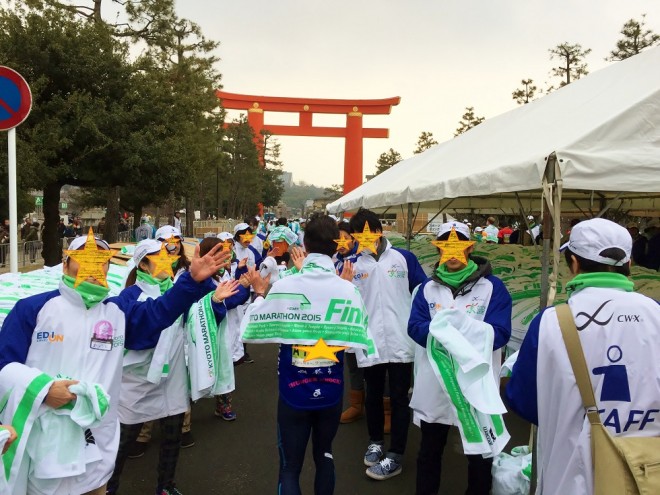 京都マラソン2015 完走後のフィニッシャーズタオル掛け