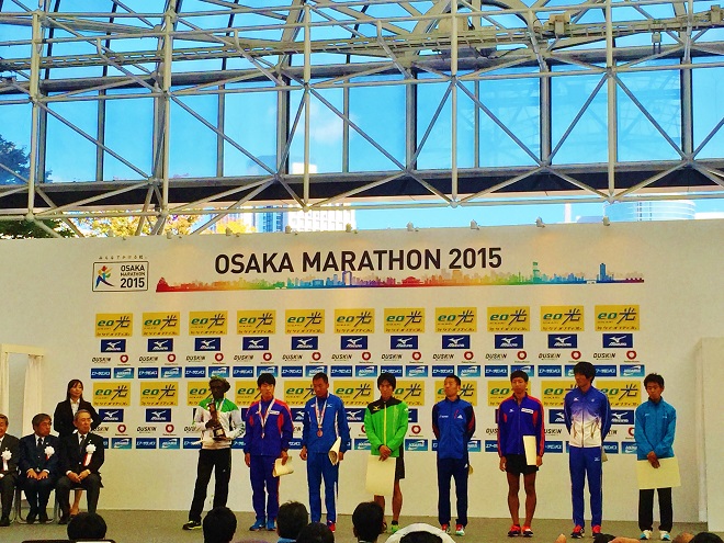 大阪マラソン 表彰式の写真